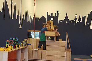 Kinder bauen mit Holzelementen