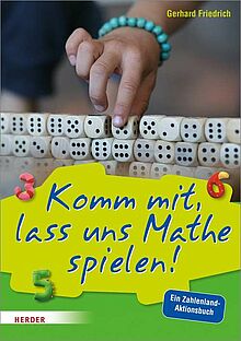 Cover des Buchs "Komm mit, lass uns Mathe spielen". Eine Kinderhand stapelt Würfel aufeinander.