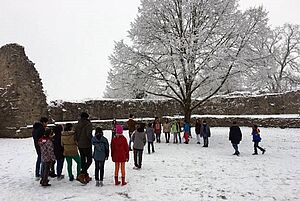Eine Gruppe Kinder spielt in einer Winterlandschaft