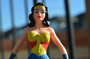 Eine Wonder Woman Actionfigur vor einem unscharfen Hintergrund
