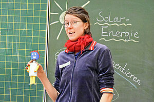 Lisa Haefner erklärt den Solarroboter