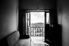 Blick aus einer Wohnung durch eine geöffnete Fenstertür